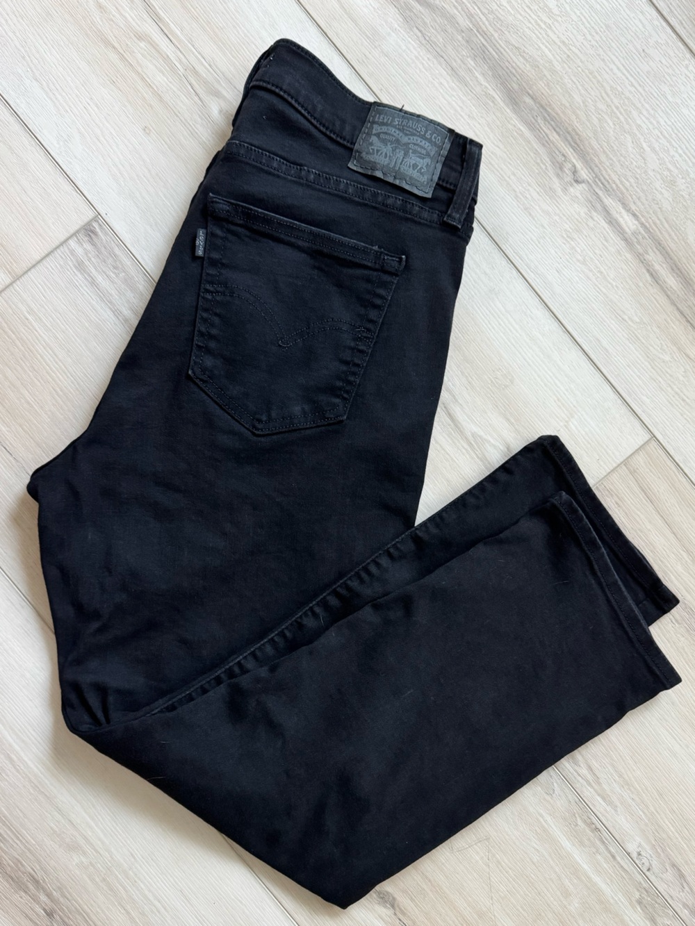 Women’s Levi's 724 High Rise Straight Crop Jeans. Black, Size 32.